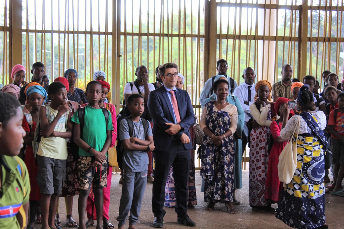 ac_mayotte's tweet photo. ➡️ 2ème temps fort de la journée au collège de Kwalé 
👉 Moment de recueillement émouvant en hommage à #SamuelPaty  en présence du recteur, des élus du département &amp; de la ville de #Mamoudzou, des élèves présents &amp; du personnel
#ValeursDeLaRepublique #Laicite #LiberteDexpression https://t.co/TGPwrLQqcA