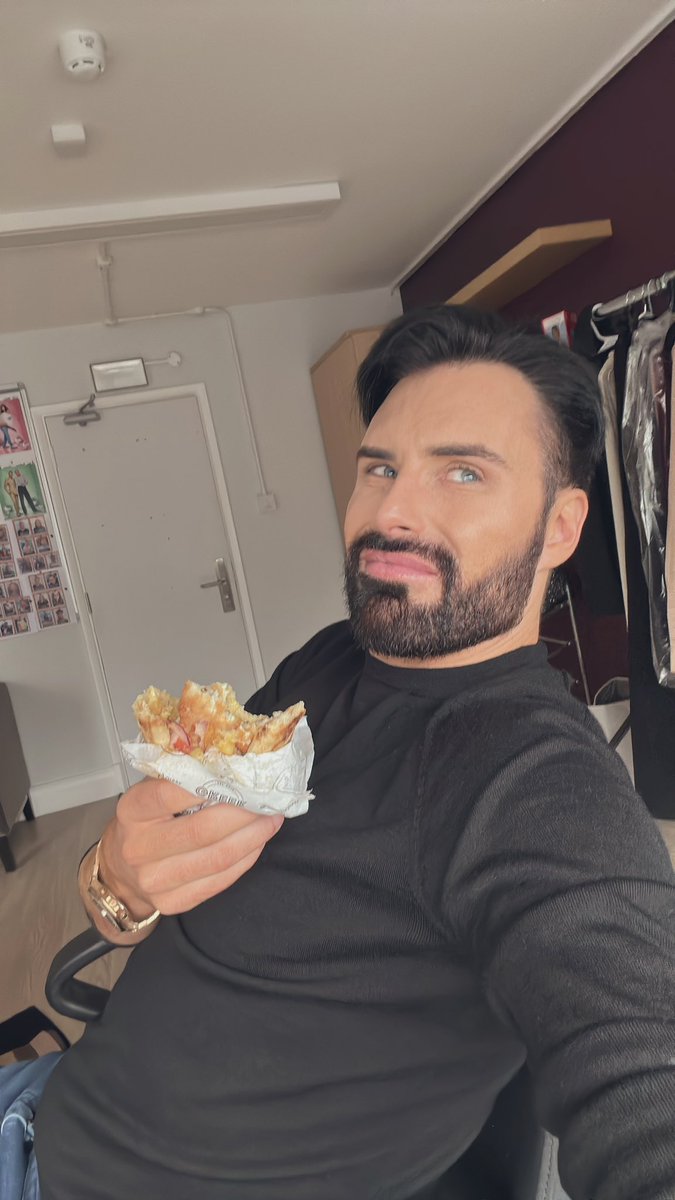 Rylan's tweet photo. Watching the news and genuinely the decisions being made by this government it’s ruining my gyros . Surely it’s time for a reset and an election. Let the people decide https://t.co/E8n2I92WrF