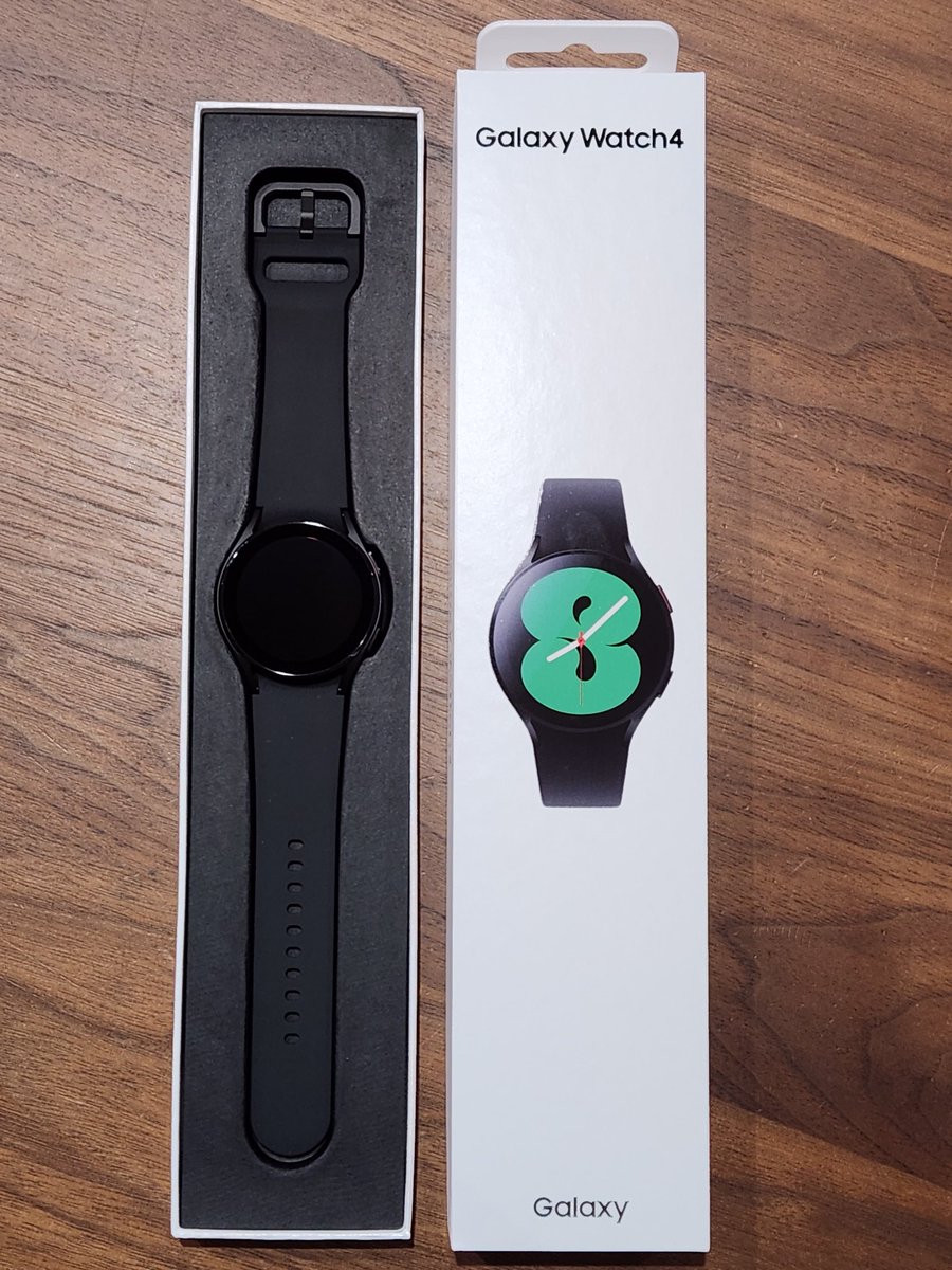 kazutarooos's tweet photo. 仕事から帰るとGalaxy Z Fold4予約購入特典のGalaxy watch4が届いてた。
端末くそ高いけど、スマートウォッチ貰えてお買い得🎵
今晩着けて寝てみる！睡眠の質測ってみるのだ！ https://t.co/3qzx7Yxohv