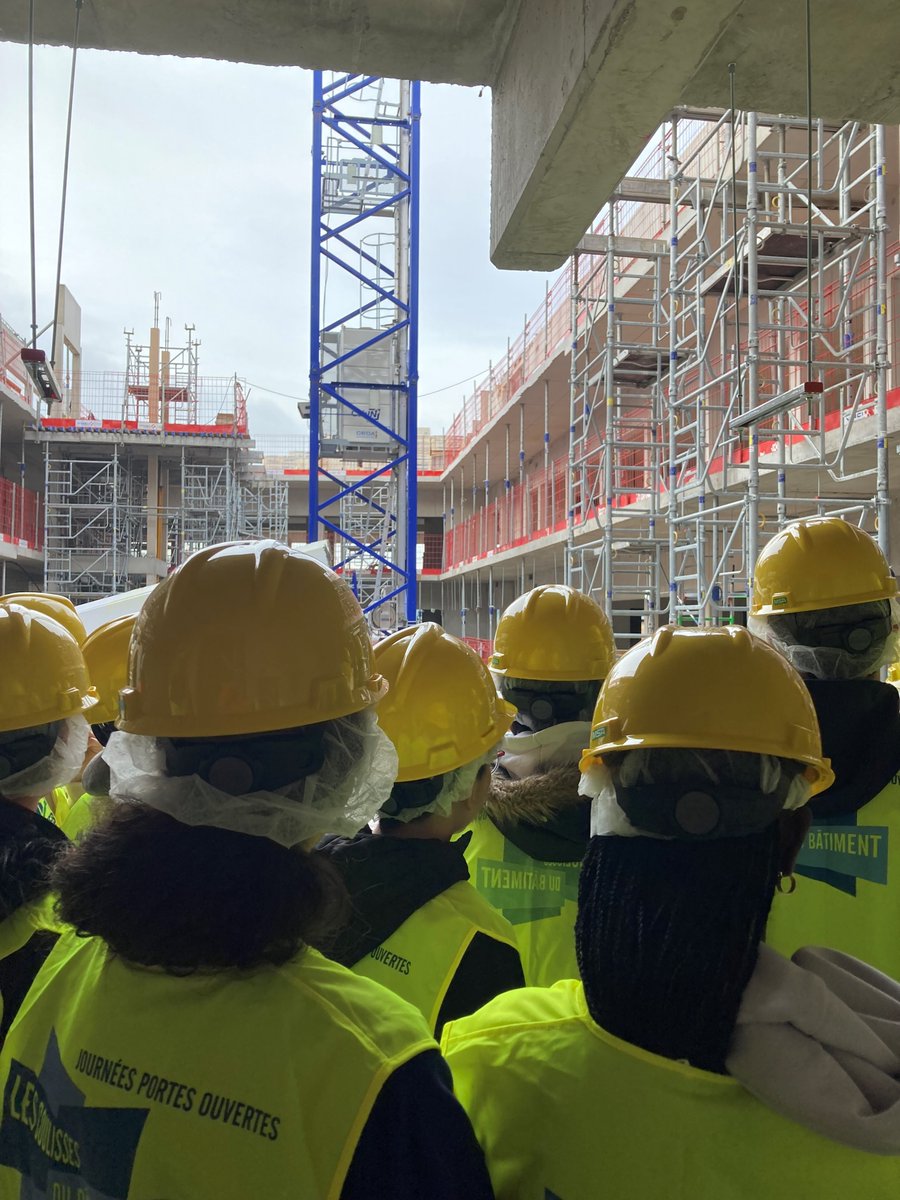 VINCIConstrucFR's tweet photo. 📍#CoulissesduBâtiment: Nos équipes de #Sogea Nord-Ouest ont aussi accueilli 300 collégiens sur le chantier de l’École Buissonnière #Rouen➡Réhabilitation de l’ancienne École Normale d’Institutrices datant du 19e siècle en un hôtel 4* & réalisation de 6000 m2 de bureaux
#CDB2022 https://t.co/LShXBi4MQS
