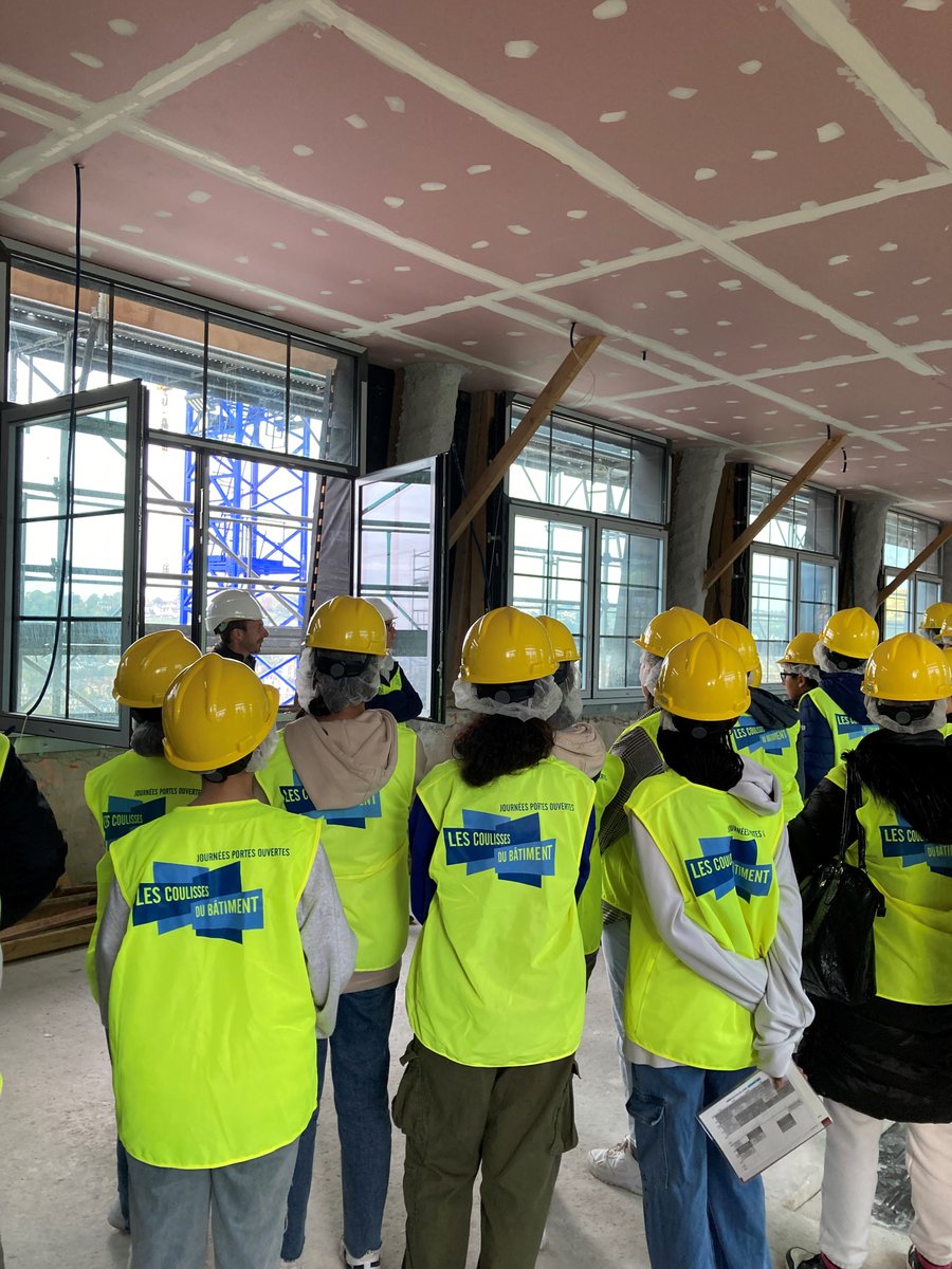 VINCIConstrucFR's tweet photo. 📍#CoulissesduBâtiment: Nos équipes de #Sogea Nord-Ouest ont aussi accueilli 300 collégiens sur le chantier de l’École Buissonnière #Rouen➡Réhabilitation de l’ancienne École Normale d’Institutrices datant du 19e siècle en un hôtel 4* & réalisation de 6000 m2 de bureaux
#CDB2022 https://t.co/LShXBi4MQS