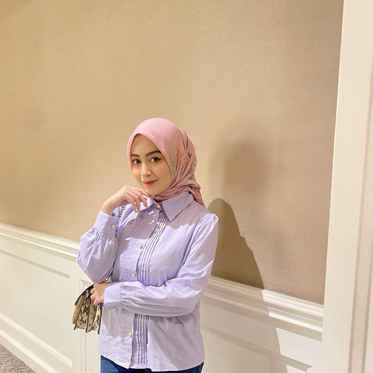 Satu titik dua koma 
Nabilah cantik siapa yang punya ya😜

Udh dari 10 tahun yg lalu pake ni pantun, ampe skrg umur 22 masih aja belum tau siape yang punya wkwkwkwk🤣 yang jelas punya kalian semua ya😝