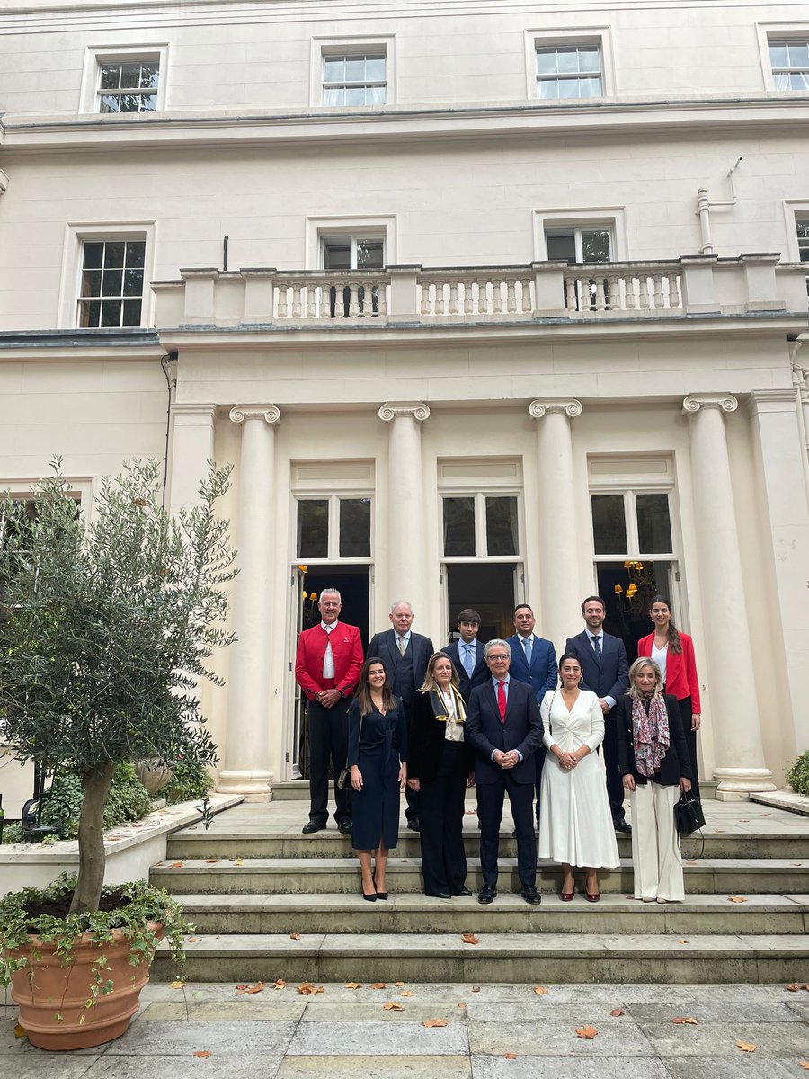 TradelinkConsUK's tweet photo. @extendajunta llevó la #gastronomíaandaluza a la recepción que ofreció @EmbSpainUK por la Fiesta Nacional 🇪🇦🇬🇧.
#DiscoverAndalusia
#productsfromandalusia
#foodie #productsfromalmeria
#tapas #foodsfromspain
#spanishgastronomy
#winesfromspain https://t.co/oGoRCmFhGi