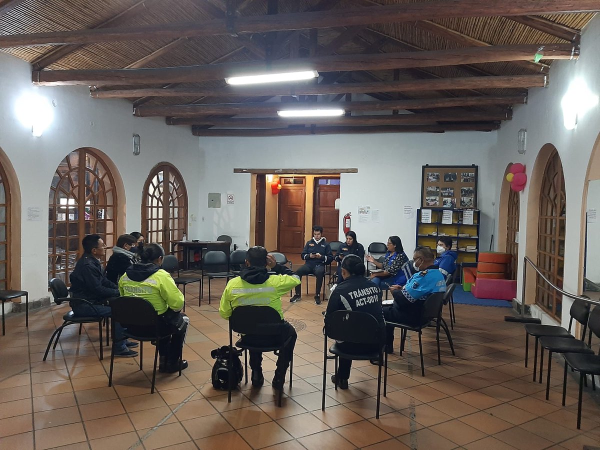 zona_loschillos's tweet photo. ⚠️🚔En el barrio América, parroquia Conocoto realizamos la mesa de trabajo junto a @amcquito @agentesdequito @AMT_Quito @SeguridadeQuito e integrantes del comité de seguridad a fin de solventar los requerimientos de la problemática  de inseguridad del sector. #QuitoPorQuito https://t.co/8IzbjA40pi