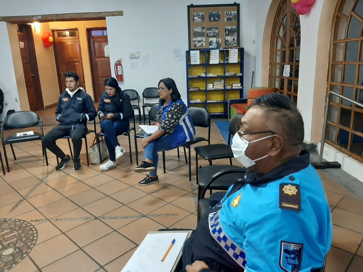 zona_loschillos's tweet photo. ⚠️🚔En el barrio América, parroquia Conocoto realizamos la mesa de trabajo junto a @amcquito @agentesdequito @AMT_Quito @SeguridadeQuito e integrantes del comité de seguridad a fin de solventar los requerimientos de la problemática  de inseguridad del sector. #QuitoPorQuito https://t.co/8IzbjA40pi