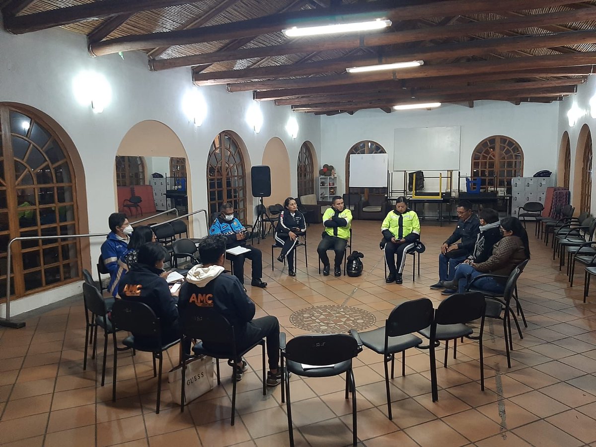zona_loschillos's tweet photo. ⚠️🚔En el barrio América, parroquia Conocoto realizamos la mesa de trabajo junto a @amcquito @agentesdequito @AMT_Quito @SeguridadeQuito e integrantes del comité de seguridad a fin de solventar los requerimientos de la problemática  de inseguridad del sector. #QuitoPorQuito https://t.co/8IzbjA40pi