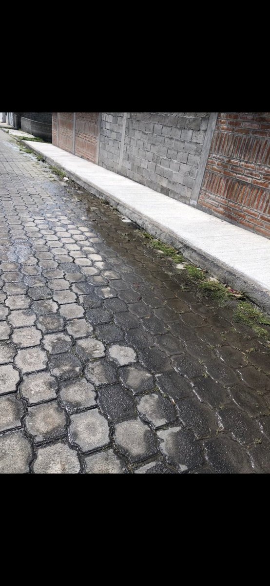 rass137's tweet photo. @aguadequito por favor su ayuda. Hay una fuga de agua en la calle Velasco Ibarra y Chimborazo. Barrio Santa Lucía Cumbaya https://t.co/oHtrHcz191