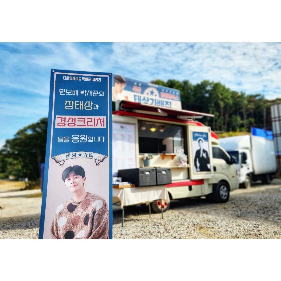 ParkseojunTH's tweet photo. 🚚 coffee truckสนับสนุน #พัคซอจุน ที่กองถ่ายซีรีส์ Gyeongseong Creature
☁️ ซอจุนเดินมาถึงรถกาแฟทันที ผม เสื้อผ้า ออร่าสุดเซ็กซี่ นึกว่ายองจุน
☁️ซอจุนทักทายพนักงานด้วยน้ำเสียงที่อ่อนหวาน
☁️ซอจุนดูของขวัญและแบนเนอร์ที่แฟนๆ เตรียมให้ และก็เอาสติกเกอร์ติดตัวไปด้วย
#SupportGC https://t.co/R2v4bII3Pn