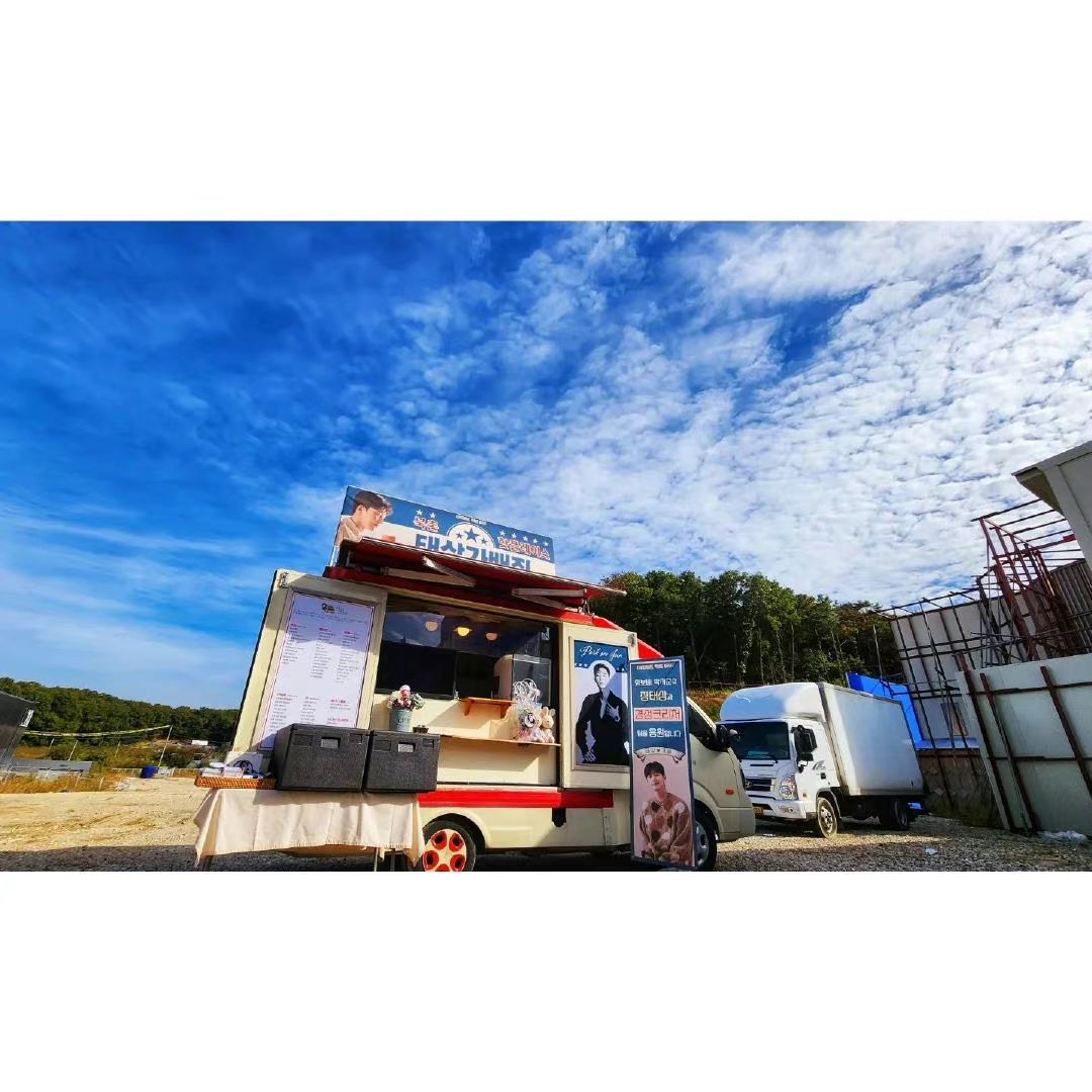 ParkseojunTH's tweet photo. 🚚 coffee truckสนับสนุน #พัคซอจุน ที่กองถ่ายซีรีส์ Gyeongseong Creature
☁️ ซอจุนเดินมาถึงรถกาแฟทันที ผม เสื้อผ้า ออร่าสุดเซ็กซี่ นึกว่ายองจุน
☁️ซอจุนทักทายพนักงานด้วยน้ำเสียงที่อ่อนหวาน
☁️ซอจุนดูของขวัญและแบนเนอร์ที่แฟนๆ เตรียมให้ และก็เอาสติกเกอร์ติดตัวไปด้วย
#SupportGC https://t.co/R2v4bII3Pn