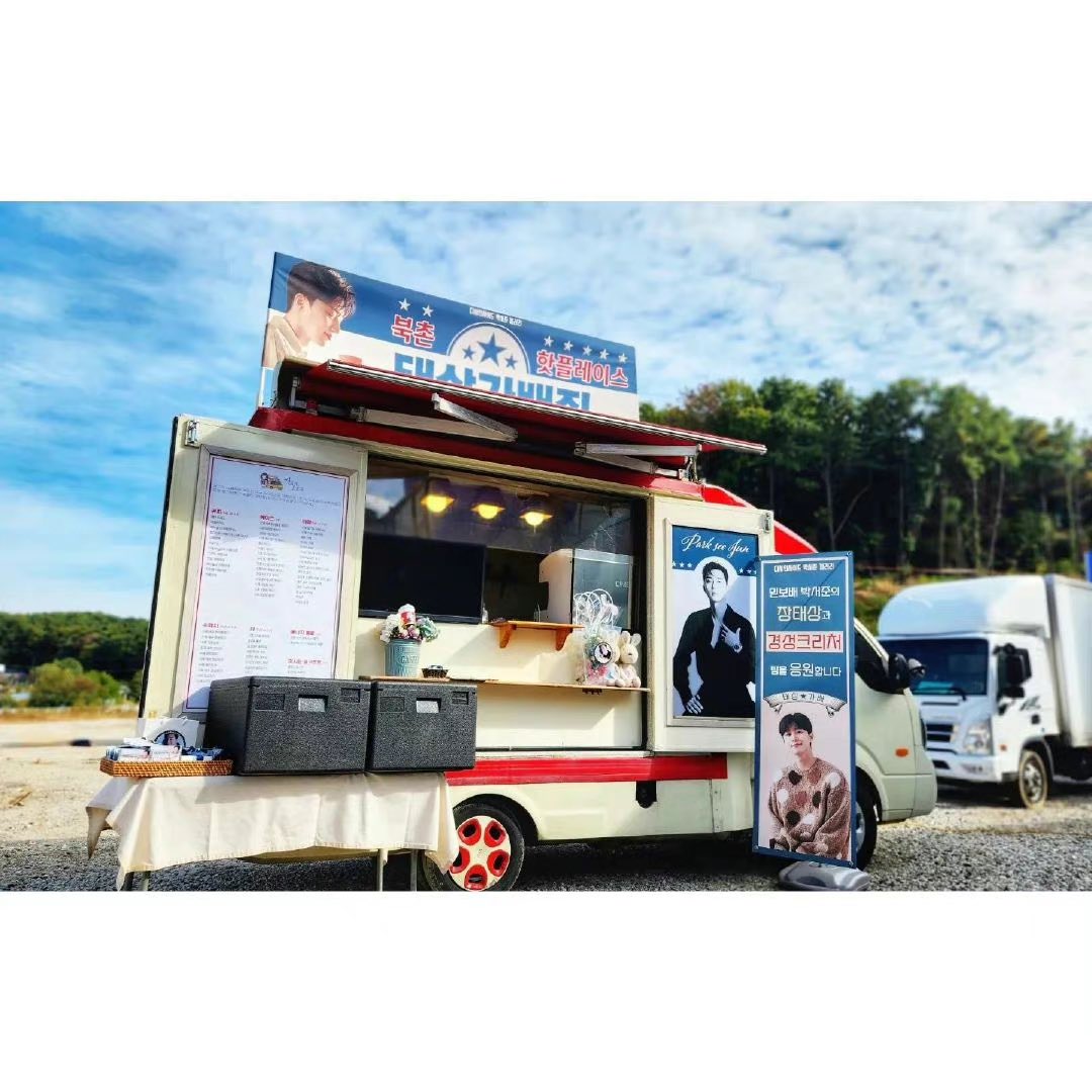 ParkseojunTH's tweet photo. 🚚 coffee truckสนับสนุน #พัคซอจุน ที่กองถ่ายซีรีส์ Gyeongseong Creature
☁️ ซอจุนเดินมาถึงรถกาแฟทันที ผม เสื้อผ้า ออร่าสุดเซ็กซี่ นึกว่ายองจุน
☁️ซอจุนทักทายพนักงานด้วยน้ำเสียงที่อ่อนหวาน
☁️ซอจุนดูของขวัญและแบนเนอร์ที่แฟนๆ เตรียมให้ และก็เอาสติกเกอร์ติดตัวไปด้วย
#SupportGC https://t.co/R2v4bII3Pn