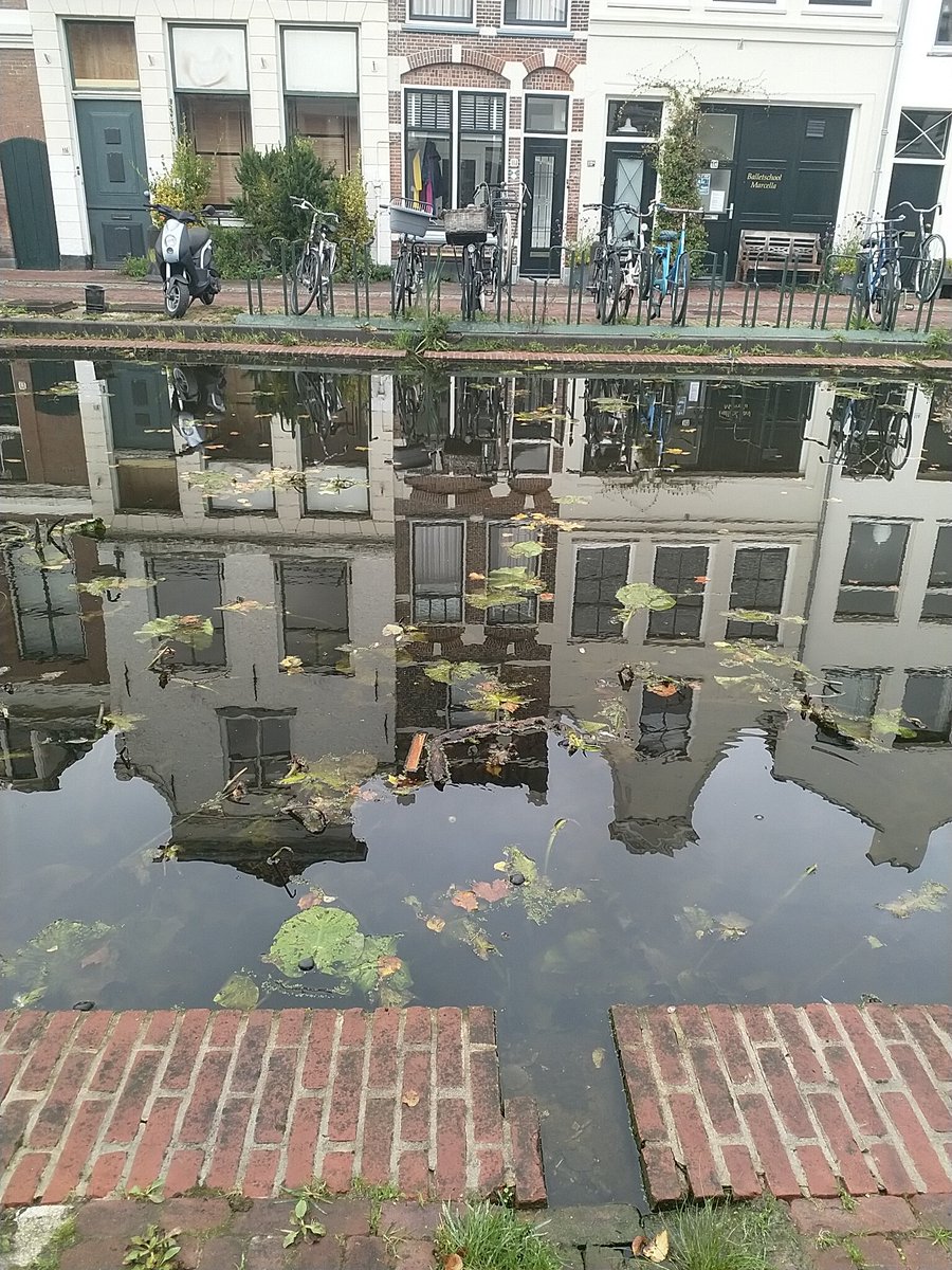 Excursie #Gouda over problematiek verzakking en waterrobuust bouwen. Binnenstad is een omgekeerde #terp / gebouwd op meters puin, dat zit onder maaiveld. De stad zakt in geheel incl. panden (op staal gefundeerd) tot het veen niet met klinkt!
<a href="/GSROtweet/">Ruimtemakers Oost NL</a>
<a href="/BNSPnl/">BNSPnl</a> <a href="/GemeenteGouda/">Gemeente Gouda</a>