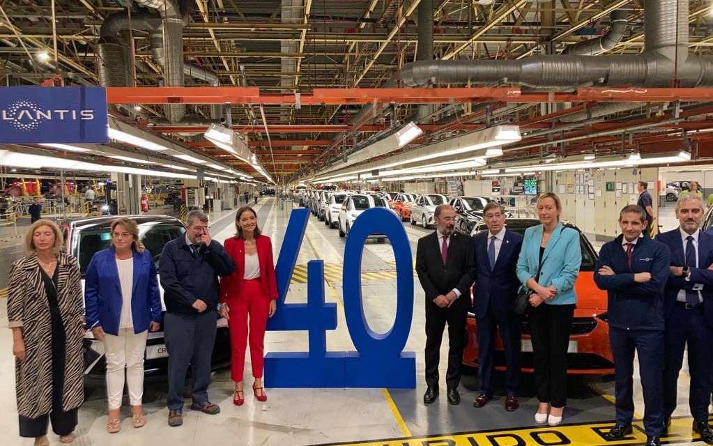 StellantisES's tweet photo. La ministra de Industria, Comercio y Turismo, Reyes Maroto, y el Presidente del Gobierno de Aragón, Javier Lambán, han visitado hoy #Stellantis #Zaragoza donde se ha anunciado que se producirá un nuevo modelo con versiones electrificadas ▶ https://t.co/3MxzM7Edlg https://t.co/QRQHfZSKbQ