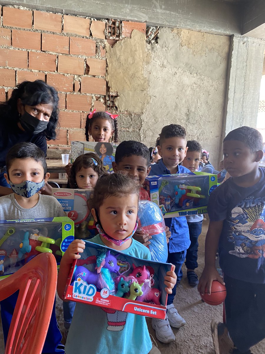 Somos__Panas's tweet photo. ¡Por una buena educación para todos nuestros niños! ✨

Si hay algo que tienen en común nuestros proyectos es apoyar el lado formativo de todos nuestros niños. 💪🏻

El día de hoy logramos beneficiar a la Comunidad de Campo Rico Petare.📍

#ong #somospanas #ayuda #ccs #petare https://t.co/3mqzgkNmDU