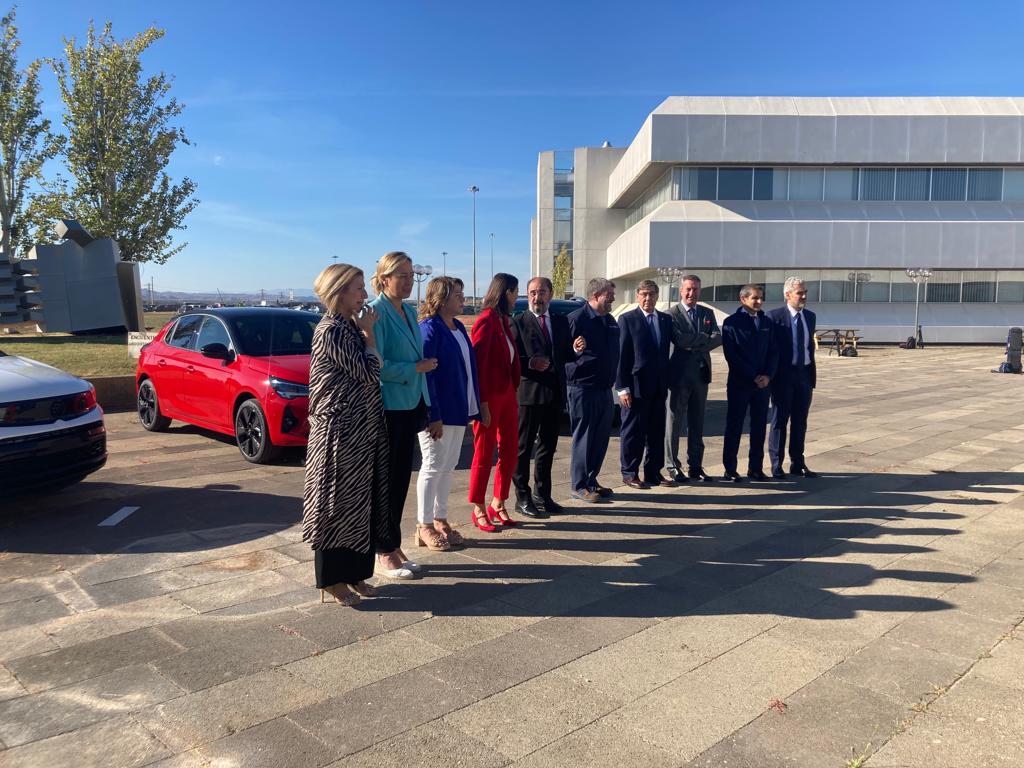 StellantisES's tweet photo. La ministra de Industria, Comercio y Turismo, Reyes Maroto, y el Presidente del Gobierno de Aragón, Javier Lambán, han visitado hoy #Stellantis #Zaragoza donde se ha anunciado que se producirá un nuevo modelo con versiones electrificadas ▶ https://t.co/3MxzM7Edlg https://t.co/QRQHfZSKbQ