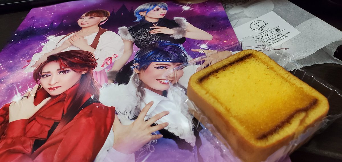 hidemihigashi's tweet photo. #LEGENDARYSTORY
テンボス大千秋楽では
持ってきたカステラ巻を
美味しそうに舞台上で食べちゃったオリバー😆
独り占めはせず
ちゃんとエバとリリアに
チョコッとお裾分けを😆
#チームフラワー
#碧海澪
個人的にはザラメが美味い福砂屋派なので
文明堂のカステラ巻はあっさりで😅
近所のお店のも美味い https://t.co/1hjUHiSwrf