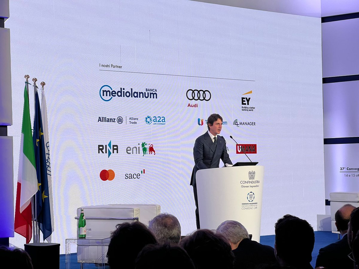 A #Capri2022 apre con il suo saluto di apertura Vittorio Ciotola, Presidente G.I. Confindustria Campania

Lo puoi seguire qui: giovanimprenditori.org 
e sulla nostra pagina Facebook facebook.com/ConvegnodiCapr…