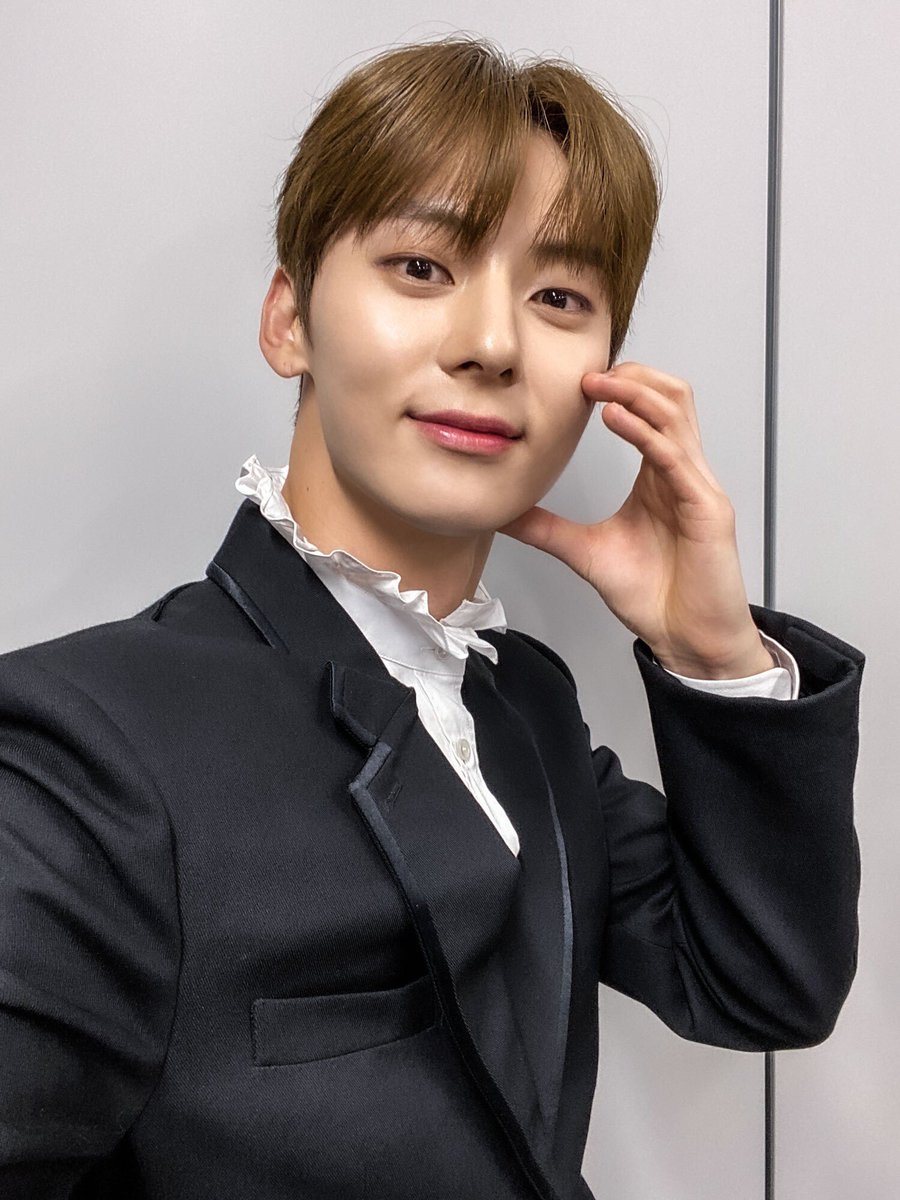MINHYUN_PLEDIS's tweet photo. [#Moment_H] 📸 
🎤MC 황민현과 함께한
#KCON2022JAPAN DAY1❤️
일본에서도 황도들을 만날 수 있어서
행복했습니다🍑🧡 
내일도 만날까? :)

#황민현 #HWANGMINHYUN https://t.co/Zhk59W2yZg