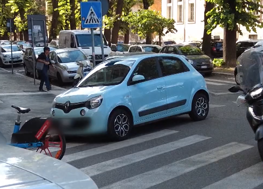 DomaniGiornale's tweet photo. A #Roma la truffa dei #parcheggi privati: così spostano le auto, lasciate in custodia dagli ignari proprietari, sulle strisce pedonali per far spazio a nuove macchine. Il video 👉 https://t.co/By48J1M87t

Il servizio integrale oggi dalle 9 su @RaiTre #Mimandarai3 @FedericoRuffo https://t.co/sYP7hyri38