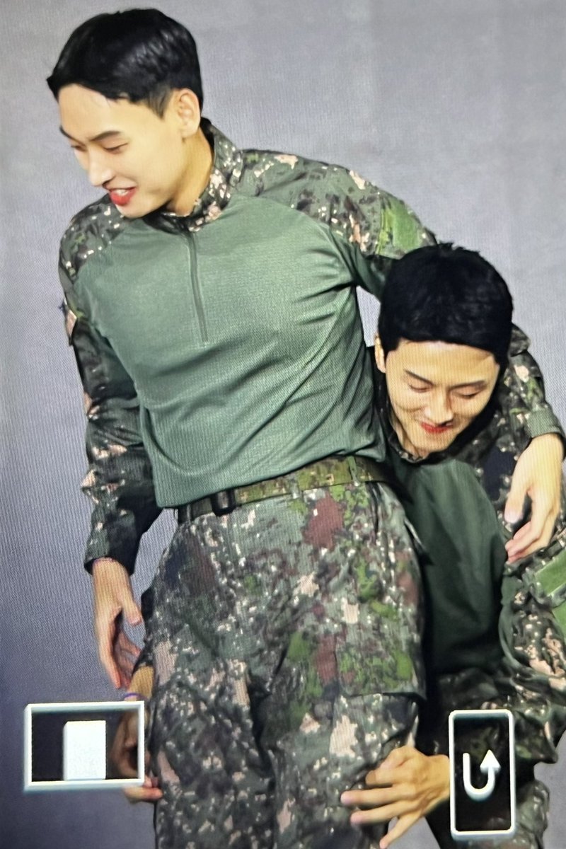 221014 계룡 위문열차

시작됐다.. 공주없는 공주님 안기
#SF9 #YOUNGBIN #INSEONG #영빈 #인성