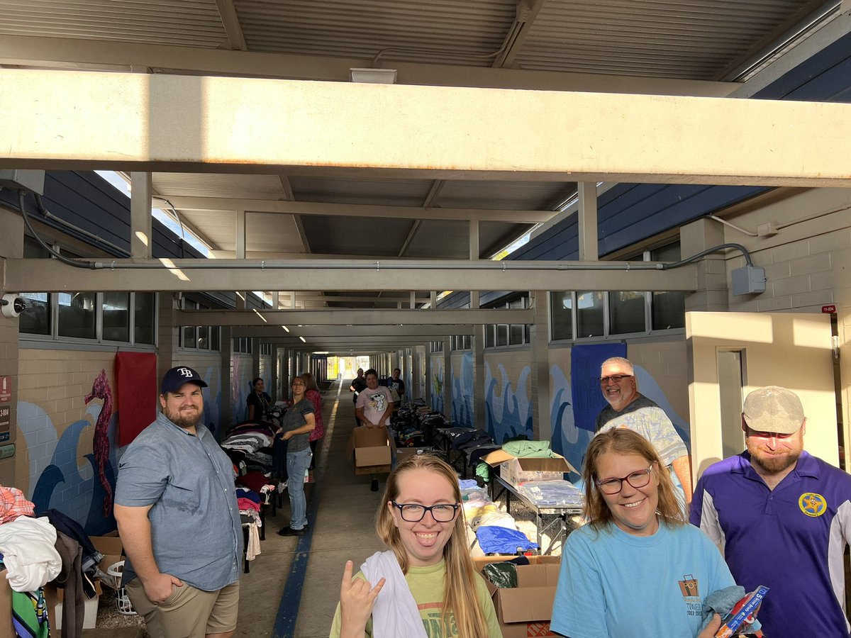 TropicIslesElem's tweet photo. Free food, hot meals, canned goods! https://t.co/TadtUKeosn