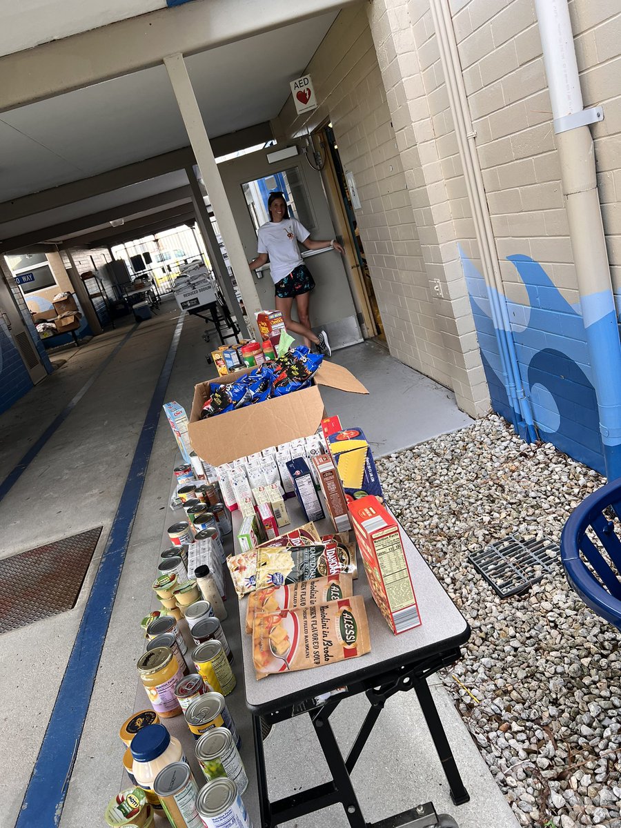 TropicIslesElem's tweet photo. Free food, hot meals, canned goods! https://t.co/TadtUKeosn