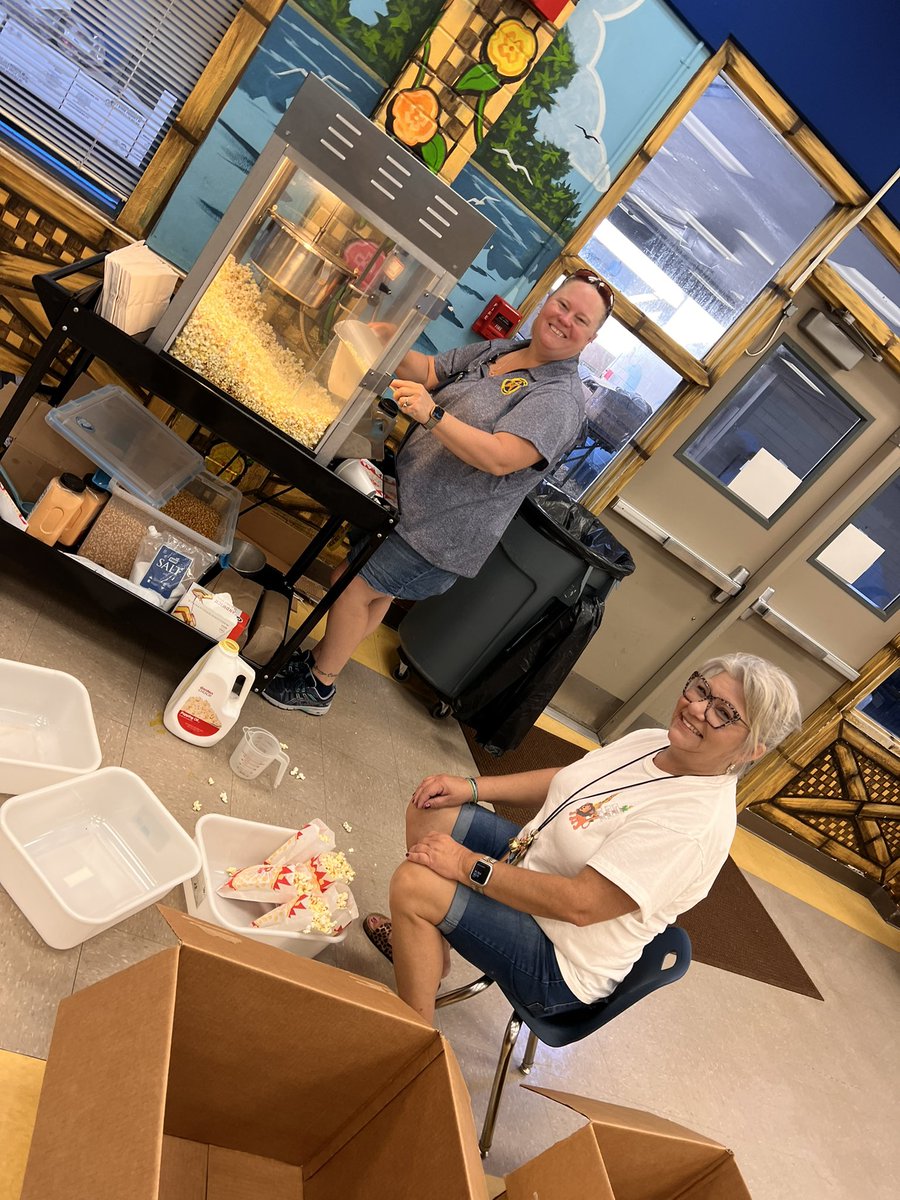TropicIslesElem's tweet photo. Free food, hot meals, canned goods! https://t.co/TadtUKeosn