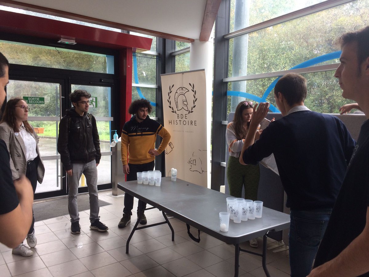 UnivAngers's tweet photo. Ce midi, la #semainedesassos se prolongeait à la Parenthèse avec un duel d’adresse entre le BDE Histoire et le BDE Lettres ! https://t.co/yx1ctY9Fhu