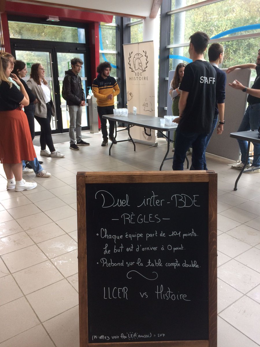 UnivAngers's tweet photo. Ce midi, la #semainedesassos se prolongeait à la Parenthèse avec un duel d’adresse entre le BDE Histoire et le BDE Lettres ! https://t.co/yx1ctY9Fhu
