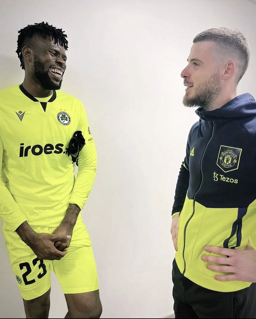 PanAfricaFooty's tweet photo. Nigerian 🇳🇬 goalie Francis Uzoho made his idol David De Gea become his fan after last night’s heroic performance in the Europa League 😁
#Uzoho #manomo #UEL #EuropaLeague #Omonia #ManchesterUnited #soarsupereagles https://t.co/sThR4C1D1x