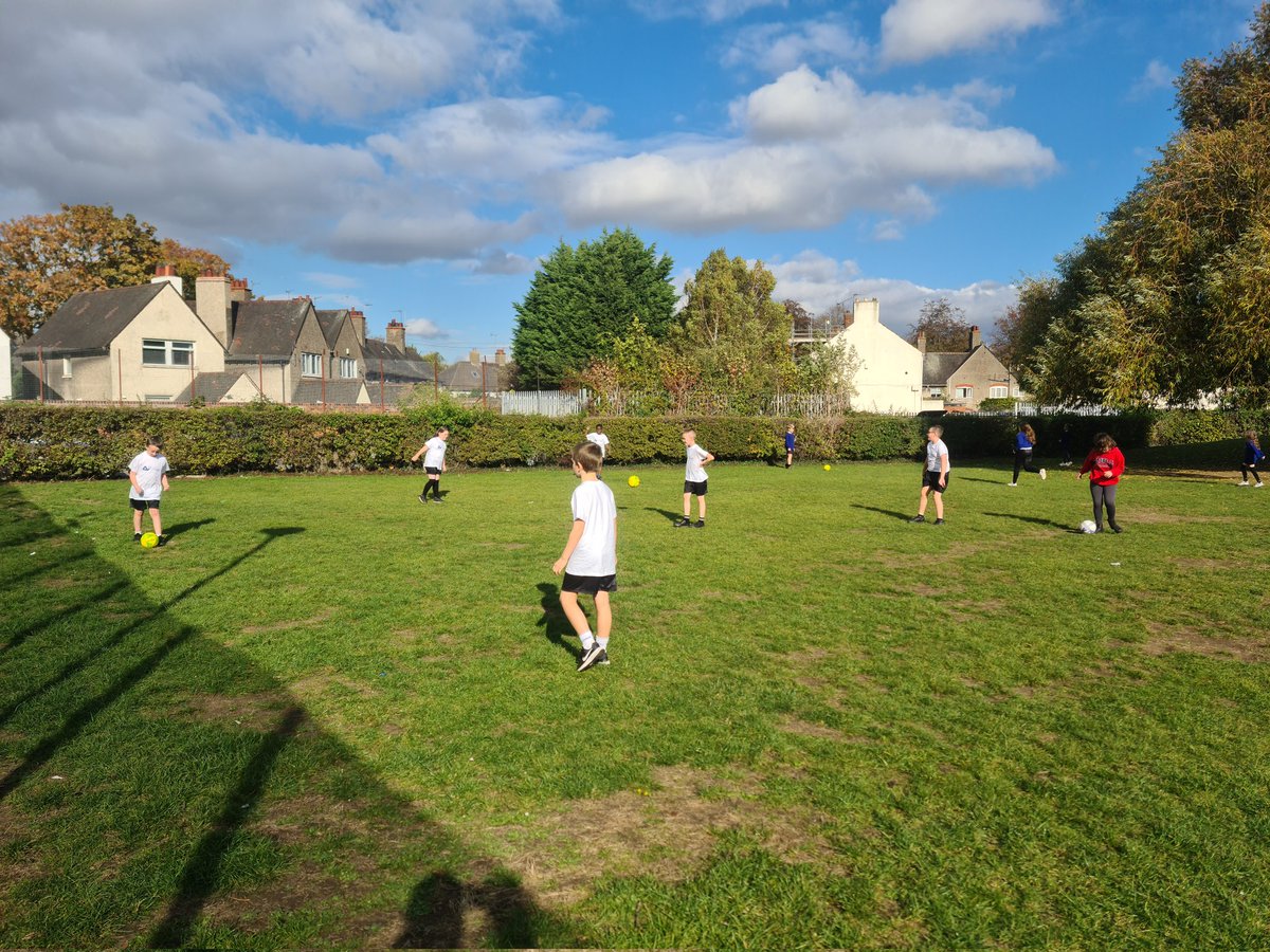 MerseyDeltaY5's tweet photo. Finishing the week with PE and football. Control and accuracy when passing #mpapa @DeltaMersey https://t.co/vkDs0tYB5z