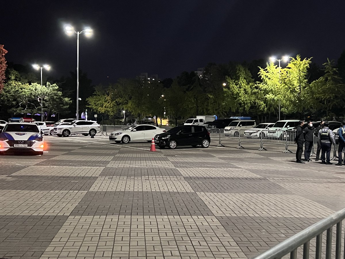 moments_0808's tweet photo. 퇴근 펜스 밖에서 사다리 탔다고 시큐가 경찰 부름ㅋㅋㅋㅋㅋㅋㅋ https://t.co/6tqnT7KRQg