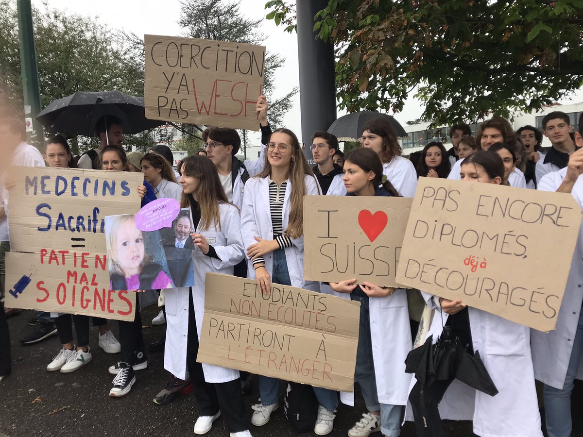Plus de 250 étudiants à Saint-Etienne !
Non au conventionnement sélectif, non à une 4eme année de MedG d’exploitation au détriment des patients !
🔴 Les articles 22 et 23 du PLFSS doivent être retirés.
<a href="/ADEMSOfficiel/">ADEMS</a>  <a href="/ANEMF/">ANEMF</a>