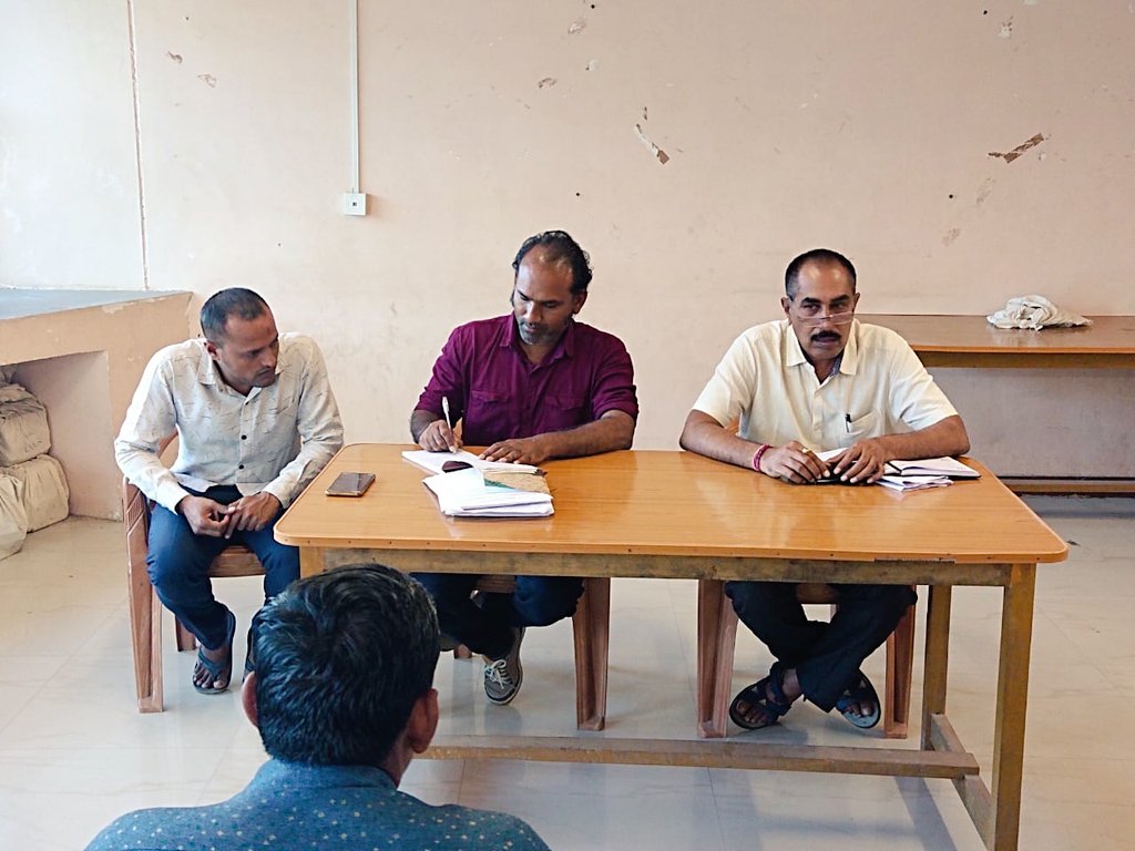 આજરોજ મામલતદાર કચેરી વિસાવદર ખાતે માન.વડાપ્રધાનશ્રીના જુનાગઢ પ્રવાસ કાર્યક્રમ અન્વયે ગ્રામજનોને કાર્યક્રમના સ્થળે પહોંચાડવા અંગેની બેઠકનું આયોજન તાલુકા કક્ષાની કચેરીઓના અધિકારી-કર્મચારીશ્રીઓ સાથે કરવામાં આવ્યું. તેમજ આ બાબતે જરૂરી સુચનાઓ આપવામાં આવી.<a href="/collectorjunag/">Collector Junagadh</a> <a href="/sdm_visavadar/">Prant Officer and SDM Visavadar</a>