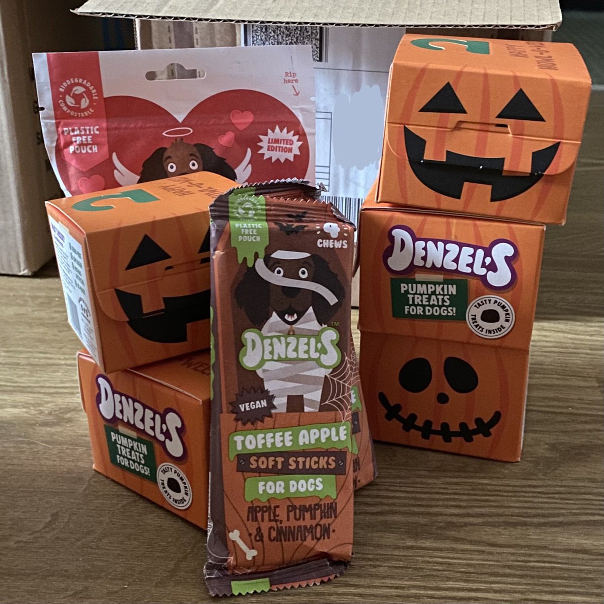 hollyrustipug14's tweet photo. Yippee! I got a parcel today from #Denzels @thedenzelstory full of Halloween treats. Mum might have let me try one or two already, yummy! Have a great weekend everybody ๐๐พ #dogsoftwitter #dogsofinstagram #friyay #Howloween https://t.co/baRyrRgsBu