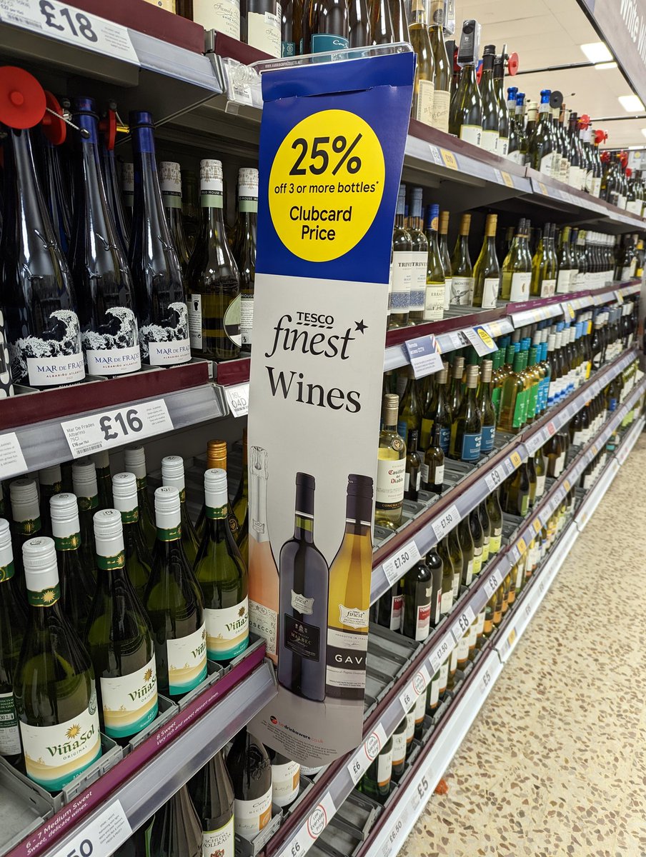ajtwebber's tweet photo. @sjdhatters @Tesco Exactly the same just happened to myself and apparently my wife on a previous shop and another in store moaning. Looks like an advert for finest wine at the bottom and 25% off wine offer at the top. It's even placed in front of non-finest wine. In store staff confused too!!! https://t.co/ty5ix17u4W