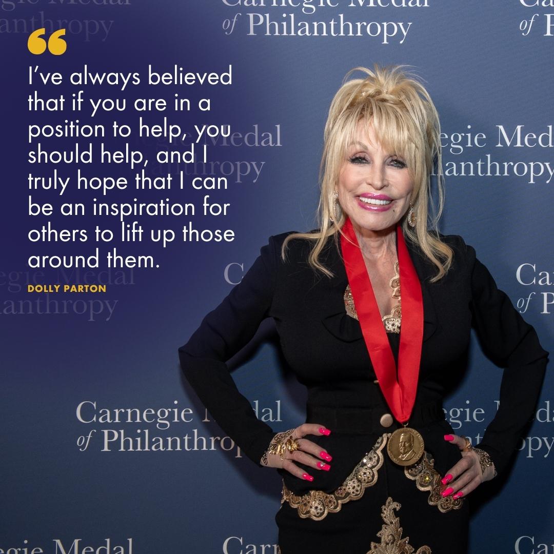 carnegiemedal's tweet photo. #CMoP honoree @DollyParton knows many families are forced to choose between earning a living and getting an education.
Through her foundation, she's worked to alleviate poverty, strengthen early childhood ed, increase college access & advance pediatric infectious disease research https://t.co/VFGjXr8ip8
