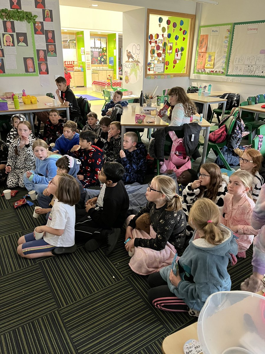 SchoolHillside1's tweet photo. #P5E treat time! Film, pyjamas, popcorn πΏ Happy holidays everyone! https://t.co/Sze9f87YK5