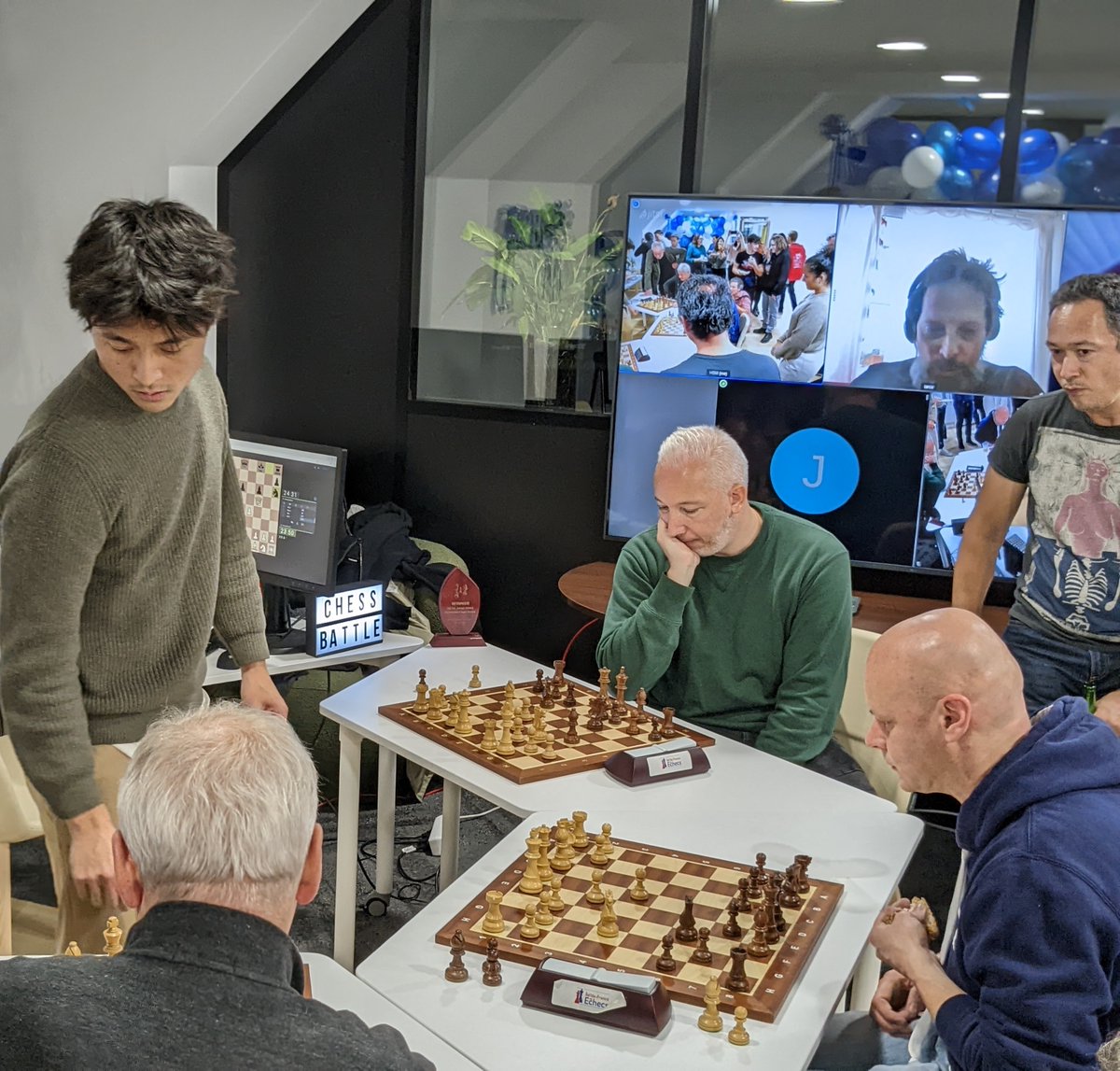 Ravi d'avoir pu affronter, hier, les équipes de <a href="/quarkslab/">quarkslab</a> en simultanée mondiale ! A l'occasion de l'inauguration de leurs nouveaux locaux en plein coeur de Paris, j'ai joué simultanément contre les équipes en présentiel à Paris, et celles en distantiel ailleurs dans le monde🧵