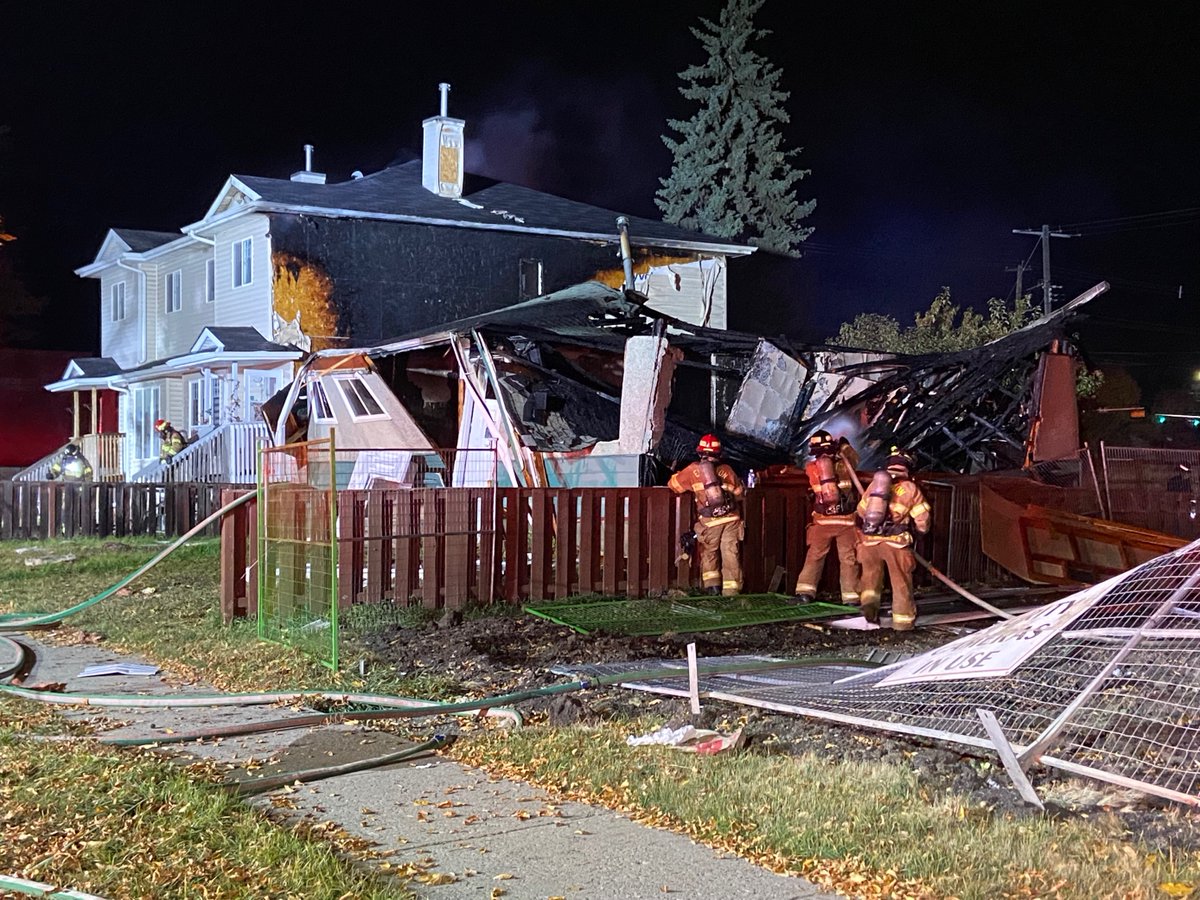 .<a href="/EdmontonFire/">Edmonton Fire Rescue Services</a> said the blast was so powerful that it knocked the home entirely off its foundation.
#YEG
📸: <a href="/DaveCarels/">DaveCarels</a> 
READ MORE: globalnews.ca/news/9198616/e…