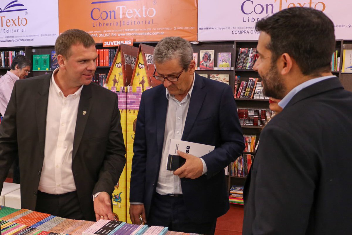 EducacionChaco's tweet photo. La #FILC2022 cuenta con libros al 50 por ciento de su valor de comercialización, una política pública que funciona como incentivo para la industria editorial y a la vez impulsa el acceso a la lectura donde participan 12 librerías y editoriales chaqueñas🙌🏻 https://t.co/M6rYRVxtRF