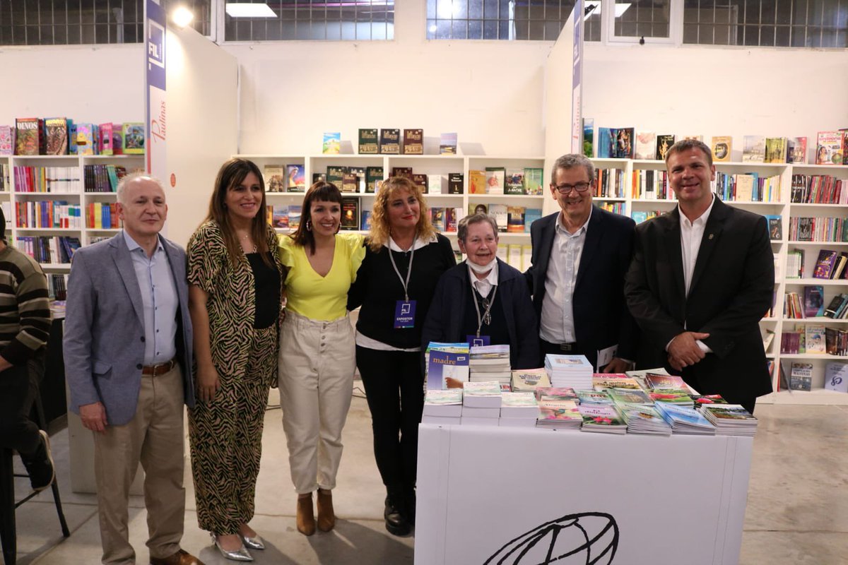 EducacionChaco's tweet photo. La #FILC2022 cuenta con libros al 50 por ciento de su valor de comercialización, una política pública que funciona como incentivo para la industria editorial y a la vez impulsa el acceso a la lectura donde participan 12 librerías y editoriales chaqueñas🙌🏻 https://t.co/M6rYRVxtRF
