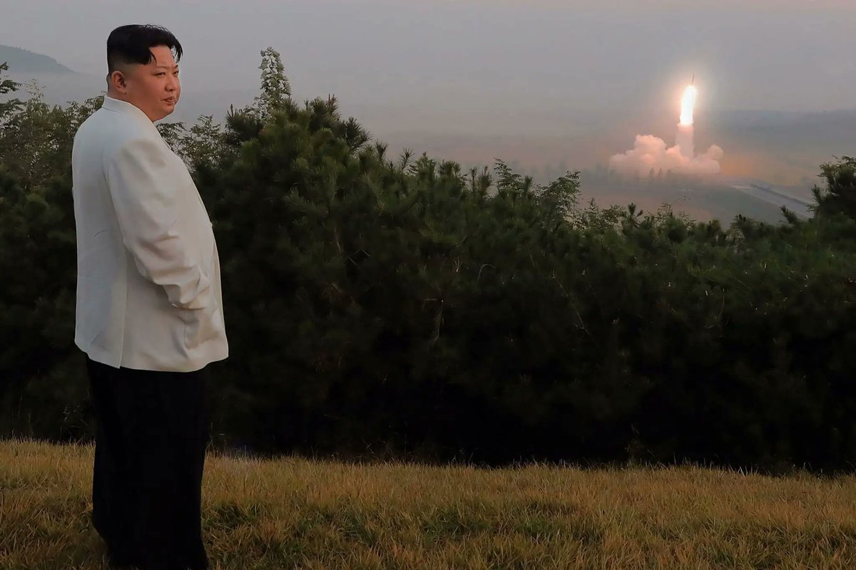 DPRK_News's tweet photo. Supreme Leader Kim Jong Un looks  to new age of peace and prosperity. https://t.co/h74BgiBZkZ