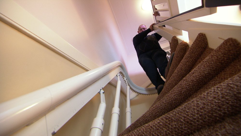 MAXmeldpunt's tweet photo. Gemeentelijk toezicht faalt bij de plaatsing van een #traplift. Bewoners die klagen over onveilige trap, krijgen vaak nul op het rekest. “Onacceptabel en levensgevaarlijk” zegt MAX Ombudsman Jeanine Janssen. 

Nu in #maxmeldpunt op NPO 2. https://t.co/lk24feeTCJ