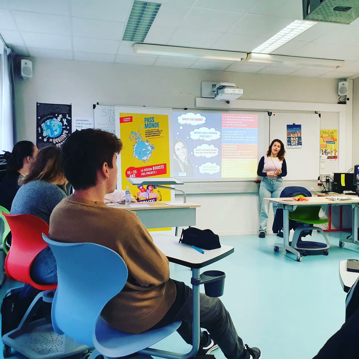 #erasmusdays2022 Les élèves de BTS du Lycée <a href="/HebertEvreux/">Lycée Augustin Hébert - Evreux</a> avec <a href="/EuropeEure/">Maison de l'Europe de l'Eure - Europe Direct 🇪🇺</a> et <a href="/hazalvecel/">hazal vecel</a>. Ils ont pu découvrir les actions européennes pour la jeunesse avec le programme Erasmus+ #erasmusplusproject  et le Corps Européen de Solidarité #corpseuropéendesolidarité.