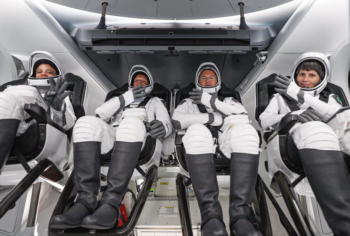 Commercial_Crew's tweet photo. On board @Space_Station, the #Crew4 astronauts are prepping to begin their journey back to Earth. 

Follow along: 
🐉 9:30am EDT - hatch closure  
👨‍🚀 11:15am EDT - undocking coverage
🌎 ~4:50pm EDT - splashdown
📞 6:30pm EDT - Crew-4 media telecon 

https://t.co/YeWrpyMqgd https://t.co/XxH4LXQjei