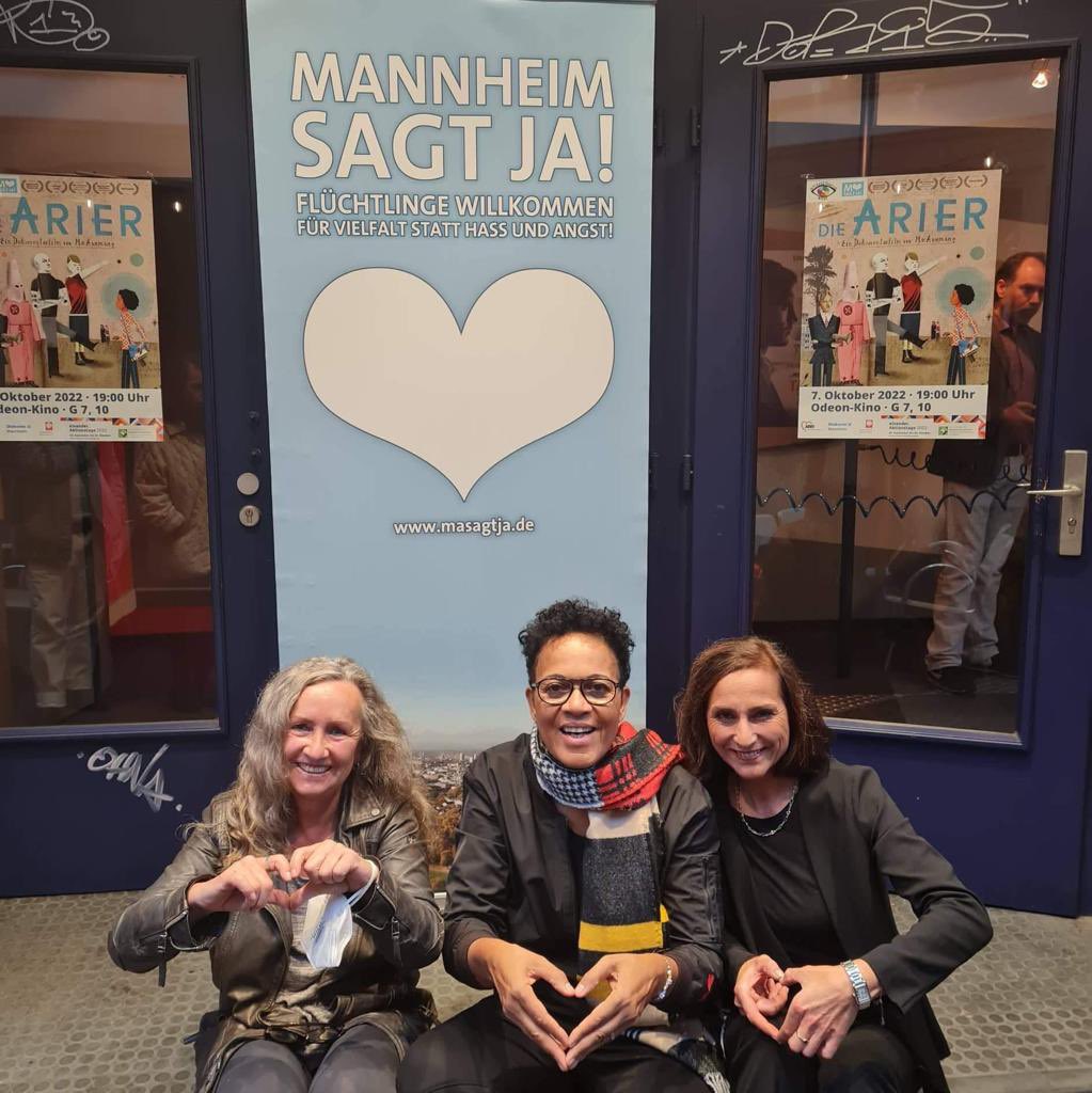 MoAsumang's tweet photo. Das war ein cooler Termin in #Mannheim, wo ich letzte Woche meinen Film #DieArier gezeigt habe. Es gab viele gebannte Gesichter und tolle Fragen. 🫶🏽 Bin sehr glücklich, und weiter geht‘s!

Danke an Tati Briamonte &amp; #MannheimSagtJa für die Einladung! https://t.co/oOjPrjx3hF