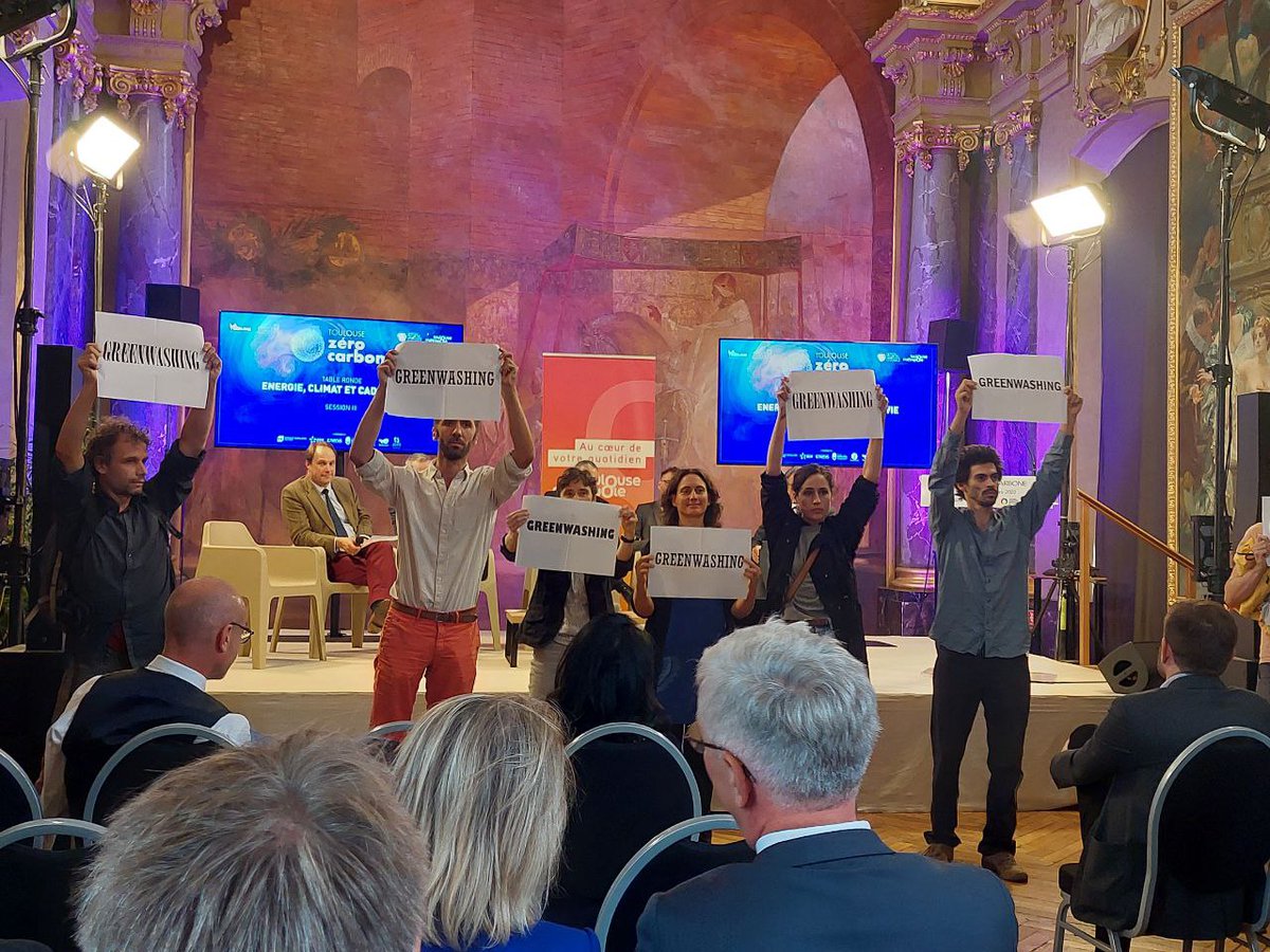 AnvCop21's tweet photo. Les activistes de @AlternatibaT et les scientifiques @SciRebFr interpellent @TlseMetropole à l'occasion du #ForumZeroCarbone dont @TotalEnergies est partenaire.
L'urgence climatique est sous nos yeux, l'heure n'est pas au greenwashing ! ❌
#StopProjetsClimaticides https://t.co/tKrjhkzf57