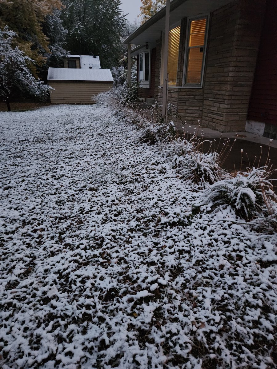 wendy_terry's tweet photo. And so it begins... #mnwx #snowinoctober #justgowithit https://t.co/jbEUhNz33k