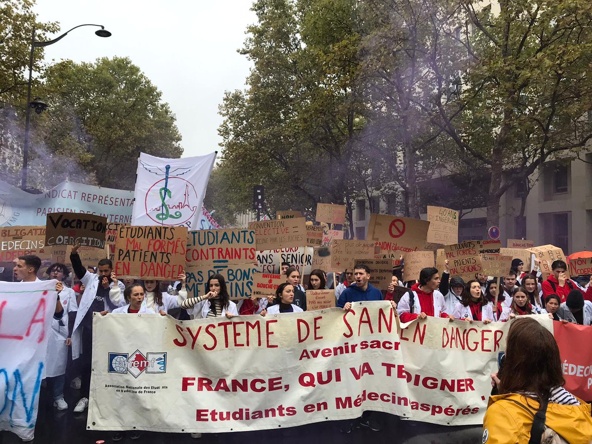 Aujourd'hui, les médecins en formation disent #NonALaCoercition et #NonAla4eAnneeMG à Paris avec le <a href="/SRPIMG/">SRP-IMG</a> et des centaines d'internes mobilisés.

La jeunesse ne doit pas être la variable d'ajustement des échecs politiques. ✊
#PLFSS2023
