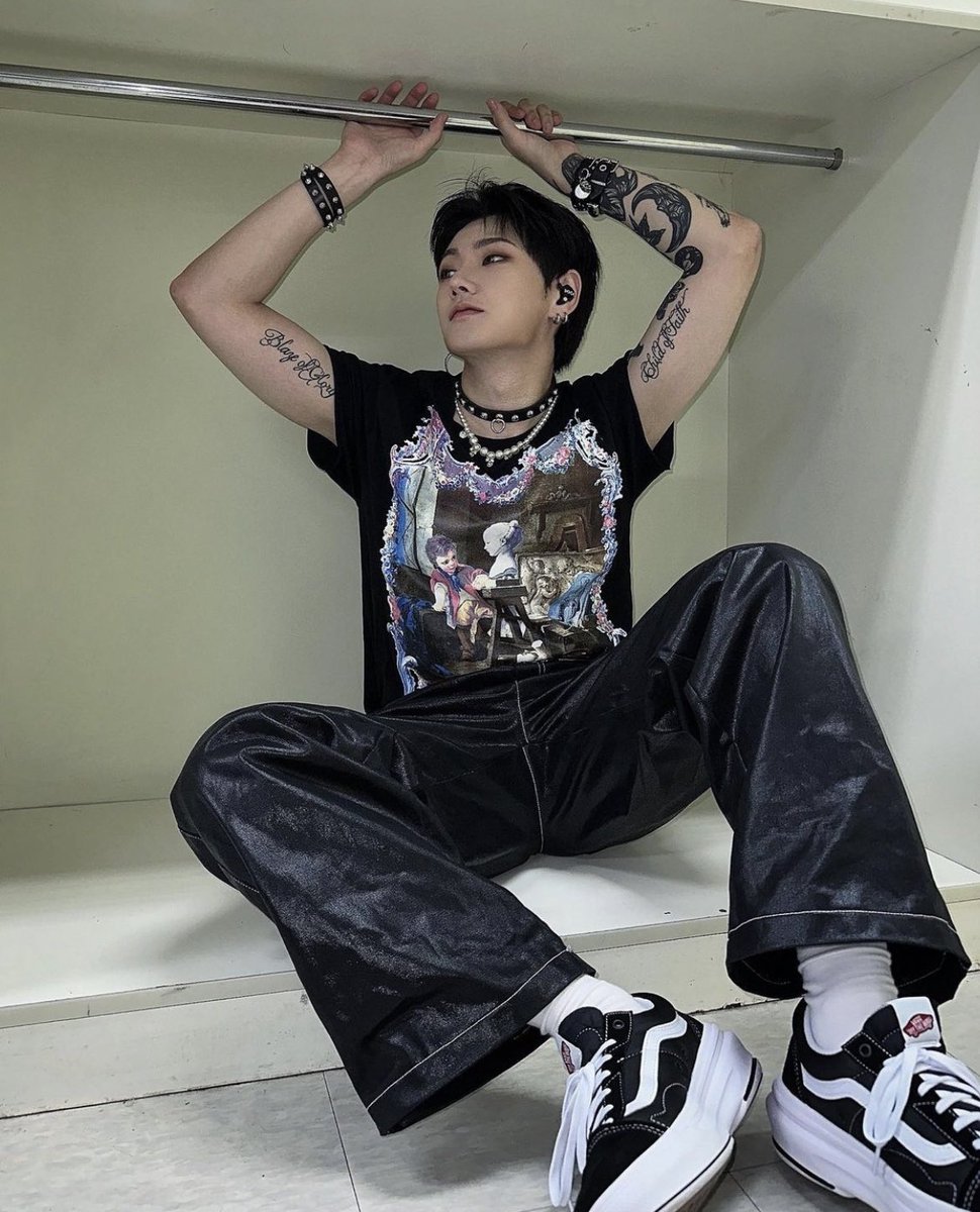 thinkingabtsese's tweet photo. a very cool guy https://t.co/HjBwnM27Uj